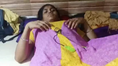 Patni nai pati ka lund pakad apni chut mai daali