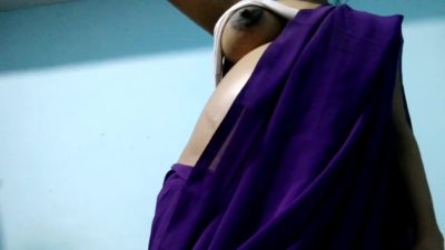 Desi maal ananya ne saree khol chut dikhai