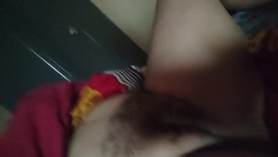 Desi mature bhabhi ki chut ko chata uske devar nai