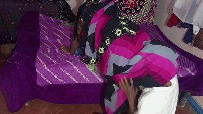 Desi village mami ki gaand aur chut chati saree me ghus ke