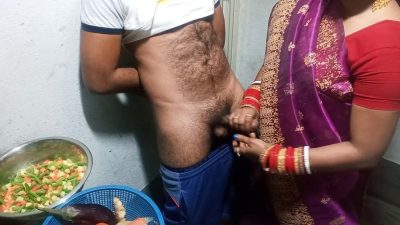 Kitchen me lund hilaya hot bhabhi ne
