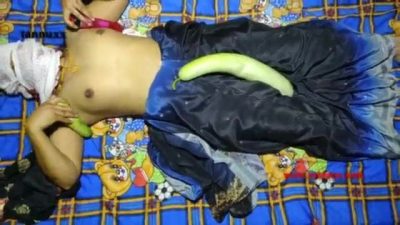 Saree wali bhabhi ne chut me kakdi dali