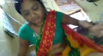 Saree wali kamwali ko lund par bithaya